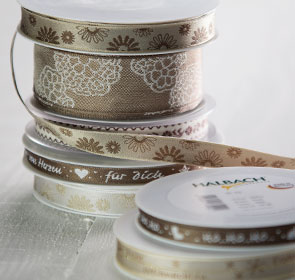 © Halbach Seidenbänder: Jacquardbänder überzeugen durch hohe Qualität und detailierte Motive Jacquardbänder gibt es bei Halbach mit Schriftzügen, grafischen und floralen Motiven